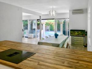 Fotografia z galérie ubytovania Villa Alamos Jerez I Piscina Salada Climatizada I BBQ I Jardines I 850m2 v destinácii Jerez de la Frontera