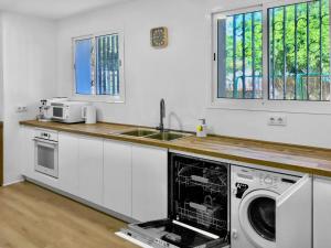 Kuchyňa alebo kuchynka v ubytovaní Villa Alamos Jerez I Piscina Salada Climatizada I BBQ I Jardines I 850m2
