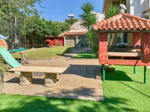 Vonkajšia záhrada v ubytovaní Villa Alamos Jerez I Piscina Salada Climatizada I BBQ I Jardines I 850m2