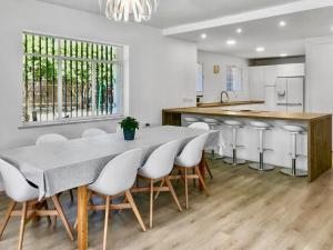 Kuchyňa alebo kuchynka v ubytovaní Villa Alamos Jerez I Piscina Salada Climatizada I BBQ I Jardines I 850m2