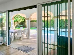 Patio alebo iná vonkajšia časť ubytovania Villa Alamos Jerez I Piscina Salada Climatizada I BBQ I Jardines I 850m2
