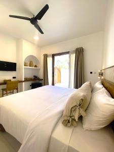 ギリ・トラワンガンにあるIsla Villas - Private Boutique Villasのベッドルーム1室(白いベッド1台、天井ファン付) +18枚の写真