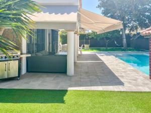 Bazén v ubytovaní Villa Alamos Jerez I Piscina Salada Climatizada I BBQ I Jardines I 850m2 alebo v jeho blízkosti