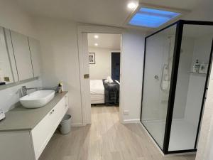 a bathroom with a sink and a shower in it at Beauty of Healesville in Healesville +30 photos