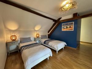 Postel nebo postele na pokoji v ubytování Gîte authentique avec spa, tennis et jardin paysager – Draps et ménage inclus, calme campagnard. - FR-1-489-540