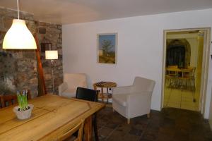 sala de estar con mesa de comedor y sillas en Totters Hostel, en Caernarfon
