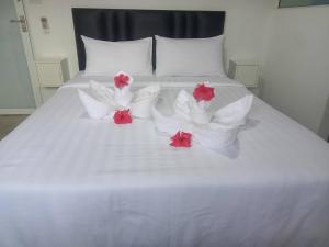 Postel nebo postele na pokoji v ubytování Baan TaLay Hostel