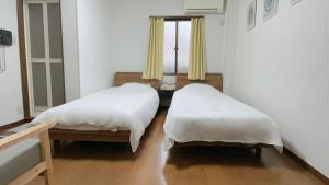 Postel nebo postele na pokoji v ubytování 三木屋Mikiya 名古屋駅徒歩約600ｍ最大9人貸切一棟 広々の132平方 コンビニ徒歩1分