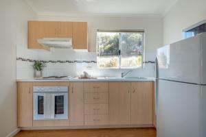 BIG 4 Tasman Holiday Parks - Ledge Point的厨房或小厨房