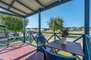 BIG 4 Tasman Holiday Parks - Ledge Point的阳台或露台