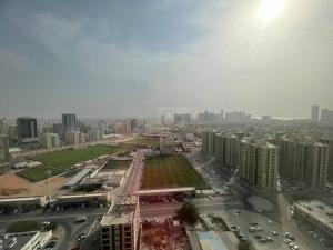 アジュマーンにあるElite Horizon Ajman Residenceの車や建物のある街並み