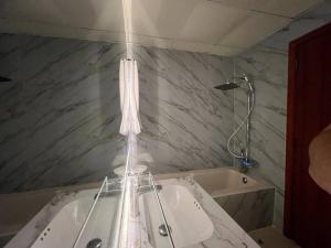 アジュマーンにあるElite Horizon Ajman Residenceのシャワーとバスタブ付きのバスルーム +16枚の写真