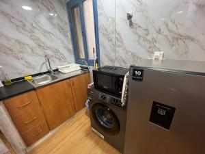 Una cocina o cocineta en Luxurious 2BR Residence Ajman Central
