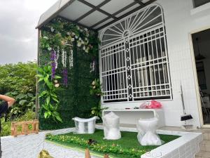 大溪双鱼83号民宿的有长椅和鲜花墙的花园