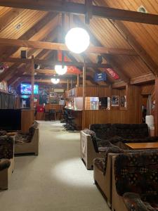 Posezení v ubytování Cedar Chalets and Barkers Lodge