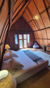 Giường trong phòng chung tại Flores ethnic homestay