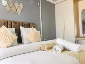 una camera da letto con divano bianco e cuscini di Mavi Guest house a East London