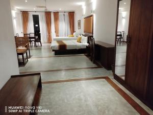 Een bed of bedden in een kamer bij Refresh Hotel Hikkaduwa