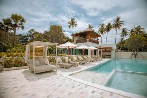 Der Swimmingpool an oder in der Nähe von Luxtalay Khanom Hotel