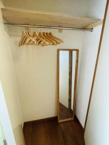 Yokohama Ivy 103 - 横浜アイビー清水ヶ丘103 - في يوكوهاما: ممر مع مرآة في الغرفة