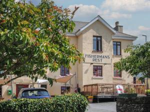 a building with a sign for the firstginsgins post at 2 Court Cottages in Kingsbridge