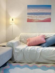 En eller flere senge i et værelse på The Pastel + 21 billeder