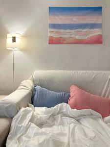 En eller flere senge i et værelse på The Pastel