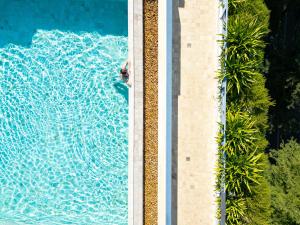 Bazén v ubytování Penh House Hotel nebo v jeho okolí