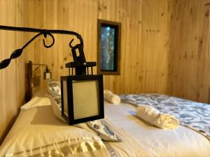 En eller flere senge i et værelse på Cabaña Alto del Bosque