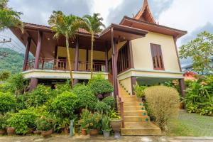 ein Haus mit Bäumen und Pflanzen davor in der Unterkunft V235 Huge Pool 4 Mins Kamala Beach 12 Mins Patong in Kamala Beach