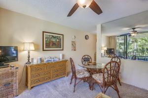 Μια τηλεόραση ή/και κέντρο ψυχαγωγίας στο Paki Maui #318 condo