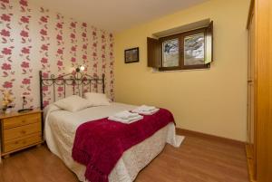 Postel nebo postele na pokoji v ubytování Hotel Rural Somiedo