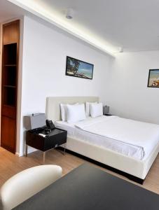 Giường trong phòng chung tại Sea Breeze White Villa