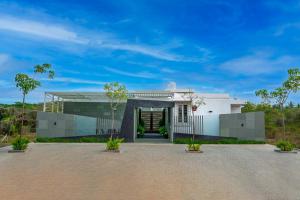 ein weißes Haus mit einer steinernen Einfahrt in der Unterkunft S R Spa Suites in Mysore