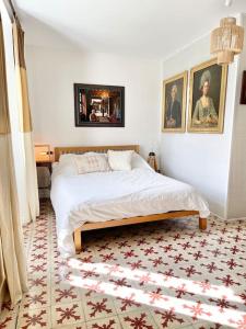 a bedroom with a bed and a picture on the wall at Maison bucolique champs de blé in Villers-Agron-Aiguizy