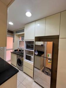 Kuchyň nebo kuchyňský kout v ubytování Royal Madinaty 2BR Residence