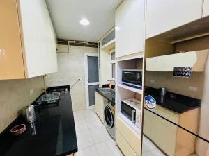 Kuchyň nebo kuchyňský kout v ubytování Royal Madinaty 2BR Residence + 7 fotografií