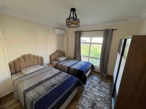 Postel nebo postele na pokoji v ubytování Royal Madinaty 2BR Residence