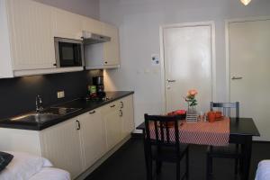 Kuchyň nebo kuchyňský kout v ubytování Apartment Spaces
