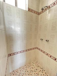 a bathroom with a shower with a tiled floor at Huatulco Nice Apartment A 10 Minutos de la Playa in Santa Cruz Huatulco