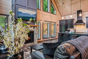ein Wohnzimmer mit Couch und Kamin in der Unterkunft Smoky Bear Vista Brand New Luxury Cabin One Mile from Downtown Gatlinburg in Gatlinburg