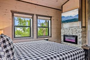 ein Schlafzimmer mit einem Bett und einem Kamin in der Unterkunft Smoky Bear Vista Brand New Luxury Cabin One Mile from Downtown Gatlinburg in Gatlinburg
