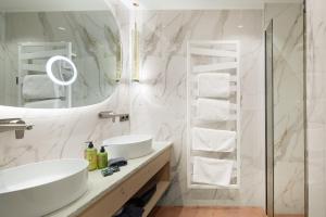 Ein Badezimmer in der Unterkunft Hotel Neue Post