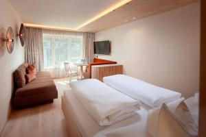 Ein Bett oder Betten in einem Zimmer der Unterkunft Hotel Neue Post