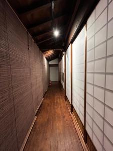 ein langer Flur mit Holzboden und einer hellen in der Unterkunft Calmbase西伊豆STAGE in Numazu