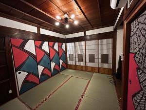 ein leeres Zimmer mit einem Gemälde an der Wand in der Unterkunft Calmbase西伊豆STAGE in Numazu