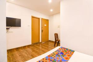 TV a/nebo společenská místnost v ubytování FabHotel Globe Express - Nr Ruby Hospital + 32 fotografií