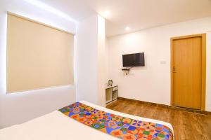 TV a/nebo společenská místnost v ubytování FabHotel Globe Express - Nr Ruby Hospital