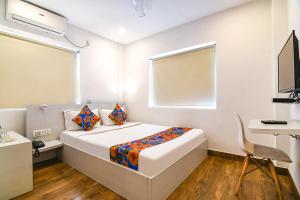 TV a/nebo společenská místnost v ubytování FabHotel Globe Express - Nr Ruby Hospital