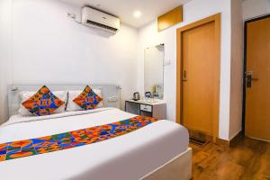 Postel nebo postele na pokoji v ubytování FabHotel Globe Express - Nr Ruby Hospital